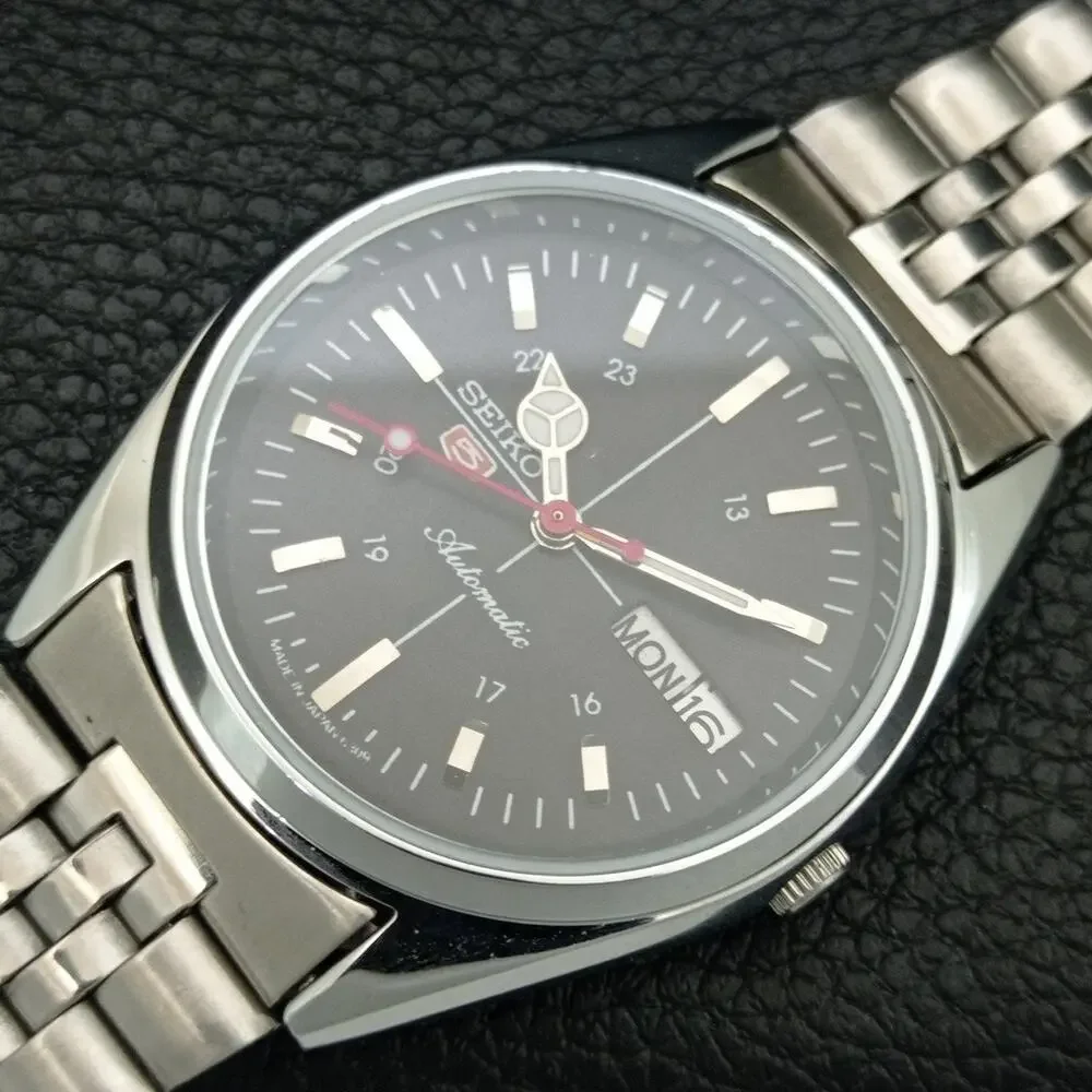 Vintage 1971 Seiko Automatic Mens Silver Watch W/daydate & Red Accents